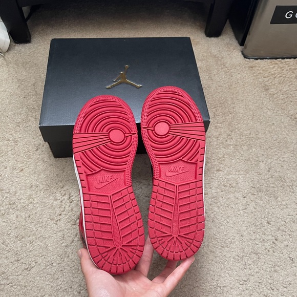 New Jordan 1 Mid - Picture 6 of 7